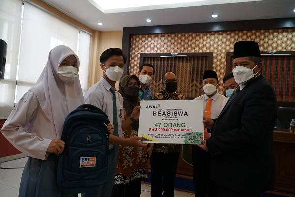 PT RAPP Salurkan Beasiswa di Kabupaten Siak, Bupati : Tingkatkan Ekosistem Pendidikan Lewat Beasiswa